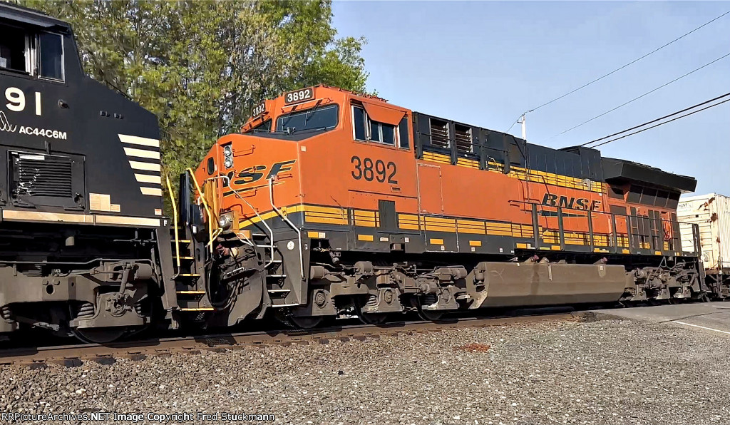 BNSF 3892